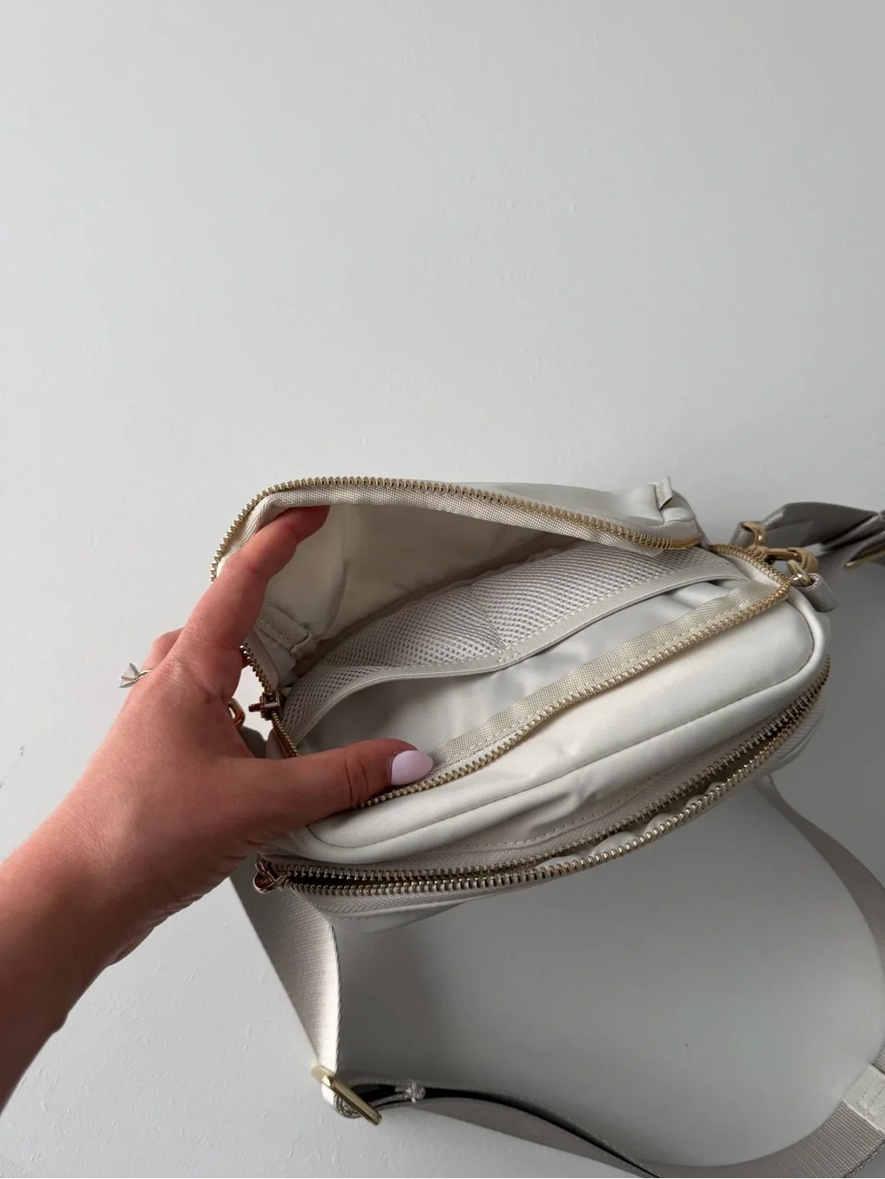 Lululemon Everywhere Crossbody Bag 2L Ivory & Gold